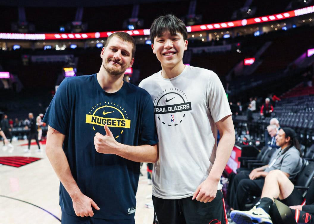 开云app-杨瀚森谈与约基奇交流感受：练了十几分钟的英语全用上了